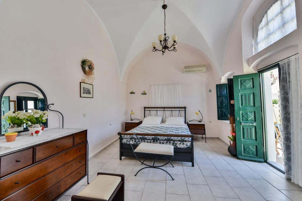Christos Apartments Oia Bagian luar foto