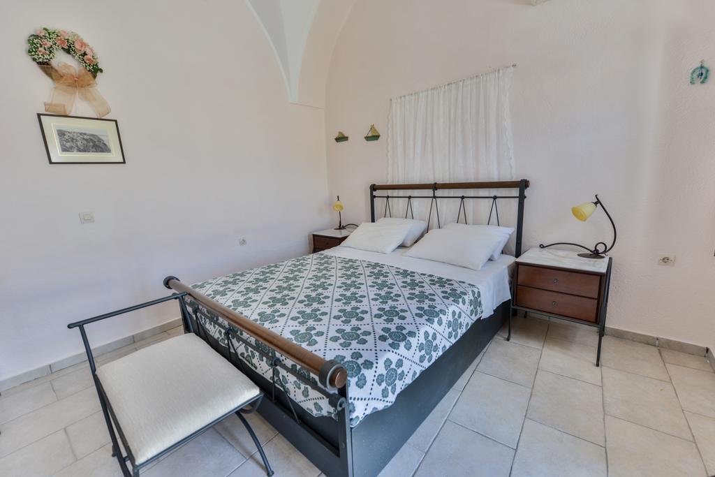 Christos Apartments Oia Bagian luar foto